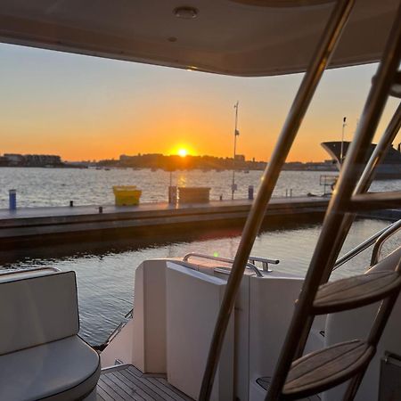 Отель Tranquility Yachts -A 52Ft Motor Yacht With Waterfront Views Over Plymouth. Экстерьер фото