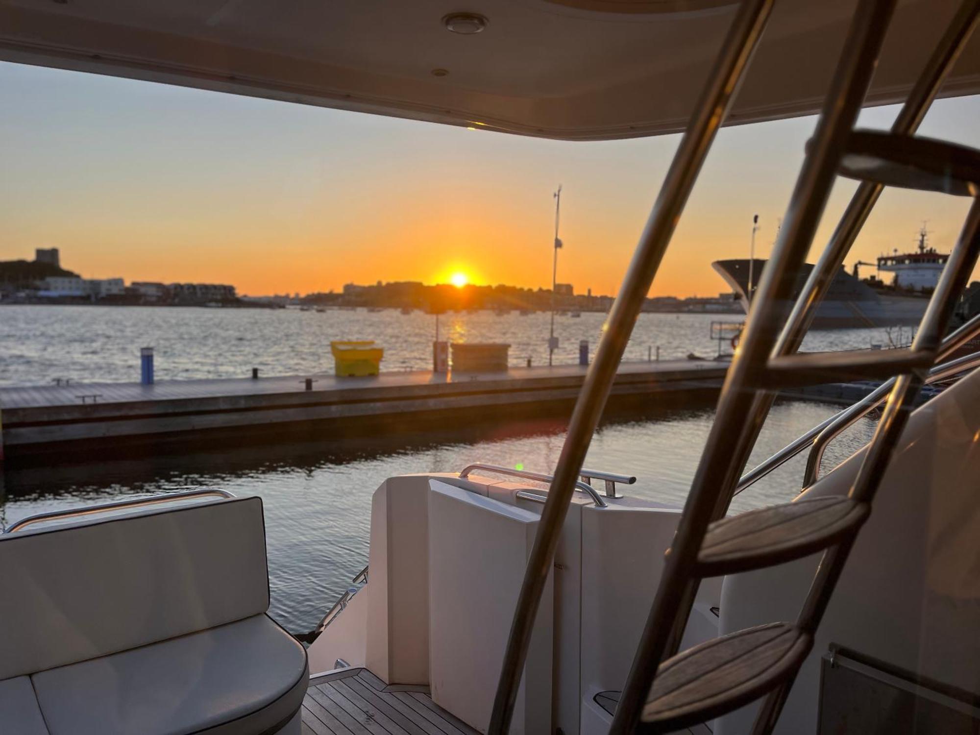 Отель Tranquility Yachts -A 52Ft Motor Yacht With Waterfront Views Over Plymouth. Экстерьер фото